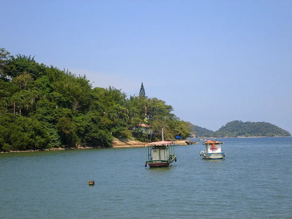 Barcos ancorados nas águas calmas junto à Ilha da Madeira, em Itaguaí