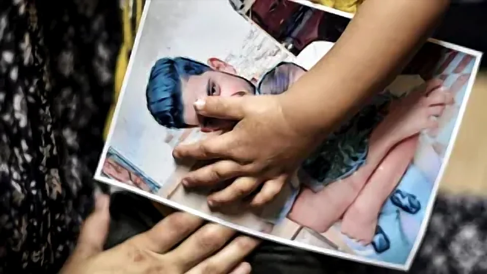 Mão sobre fotografia impressa, simbolizando vínculos familiares